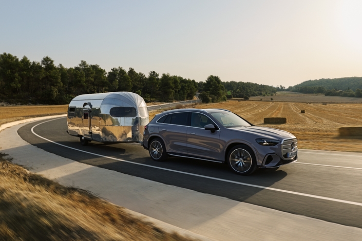 Le GLC à pile affiche une capacité de remorquage (remorque freinée) de 2 400 kg.