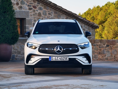 Le GLC thermique a sa propre carrosserie. Avec une calandre "classique".