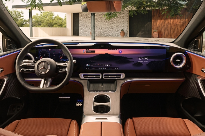 La planche de bord peut en option adopter "l'hyperscreen" : une dalle de 99,3 cm de diagonale qui affiche sans coupure toutes les informations relatives à la conduite, et au multimédia, à la fois pour le conducteur et le passager. La définition et la réactivité sont assez exceptionnelles. Quant à la qualité de réalisation de l'habitacle, elle ne souffre aucune critique.