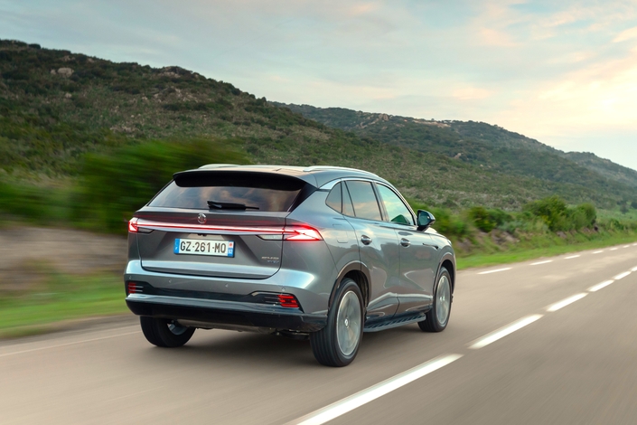Les consommations ne sont pas exceptionnelles. Mais il faut dire que ce SUV anglo-chinois pèse presque 1,7 tonne. Nous avons relevé 5,5 l en ville, 6 litres en moyenne, et 7 litres sur autoroute à 130.