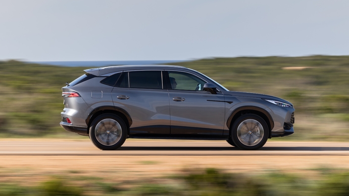 Conduit en bon père de famille, l'EHS est un excellent compagnon de route. Confortable, bien insonorisé, suffisamment performant. Pour un prix équivalent, il est de loin plus agréable qu'un Dacia Bigster ou qu'un Duster.