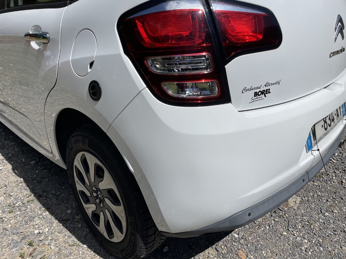 Notez l'orifice de remplissage du réservoir GPL ajouté près de la trappe à carburant.