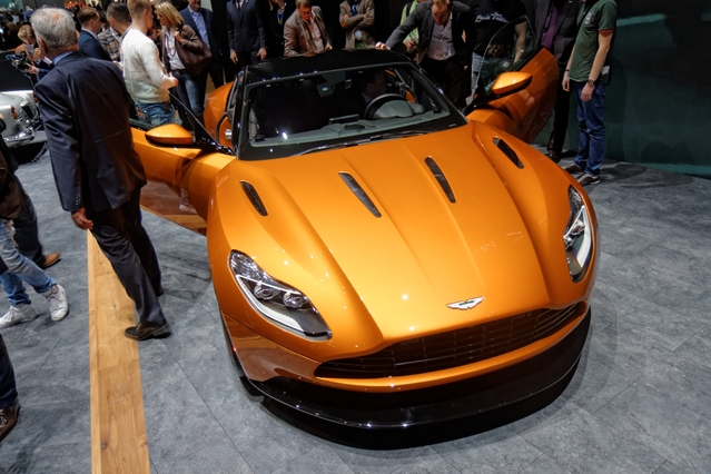 Aston Martin DB11 : belle (r)évolution - Vidéo en direct du salon de Genève