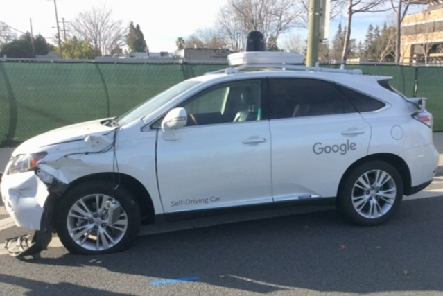 Accrochage entre une Google car et un bus: la vidéo