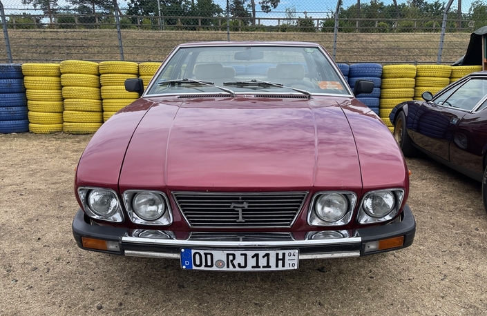 Cette De Tomaso Deauville appartient à la 3e série, repérable à ses pare-chocxs plus épais et dotés de clignotants génériques.
