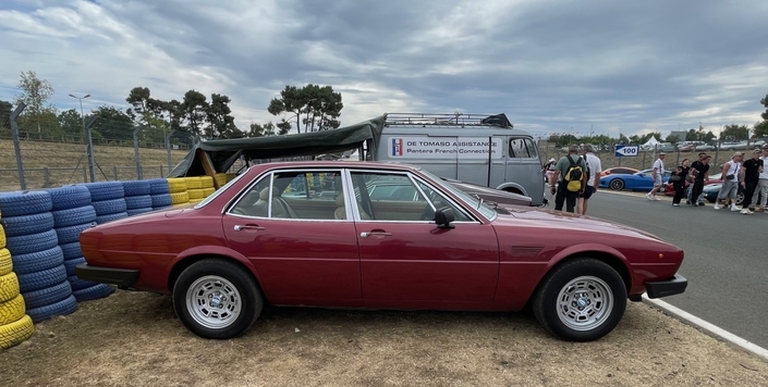 Un air de Jaguar XJ6 ? Oui. Tom Tjaarda, designer chez Ghia, établissement racheté par de Tomaso, a choisi une belle référence, mais sans jamais le reconnaître.