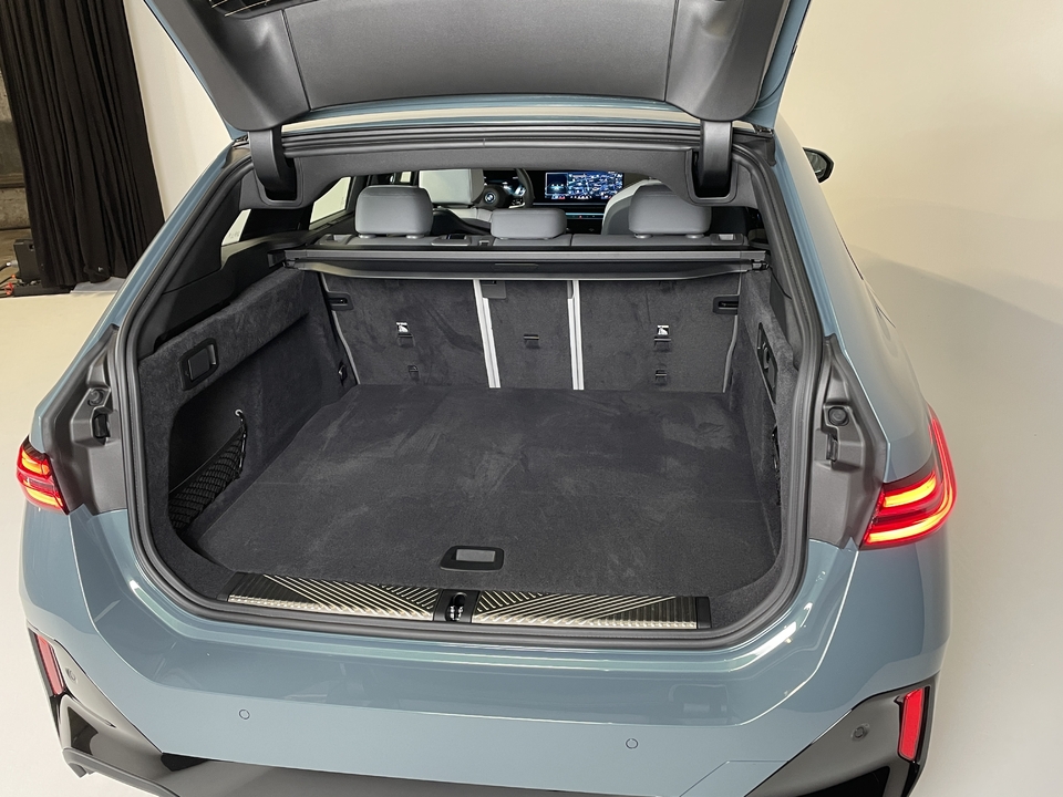 Présentation vidéo - BMW i5 Touring (2024) : le premier break ...