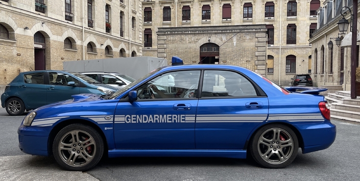 Pratique, la Subaru Impreza WRX embarque aisément 4 passagers. La couleur bleue World Rallye reste d'origine sur les 63 exemplaires livrés à la Gendarmerie, les choses sont bien faites quand même...
