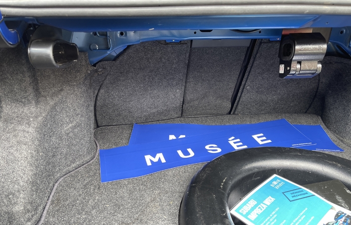 Dans le coffre de la Subaru Impreza WRX de la Gendarmerie se trouve un support spécialement conçu pour les fusils à pompe.