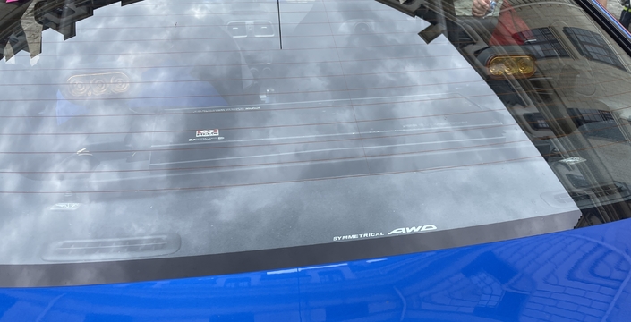 Derrière la lunette de la Subaru des Gendarmes apparaît un panneaux lumineux où défilent des messages en 5 langues, les contrevenants étant souvent étrangers.