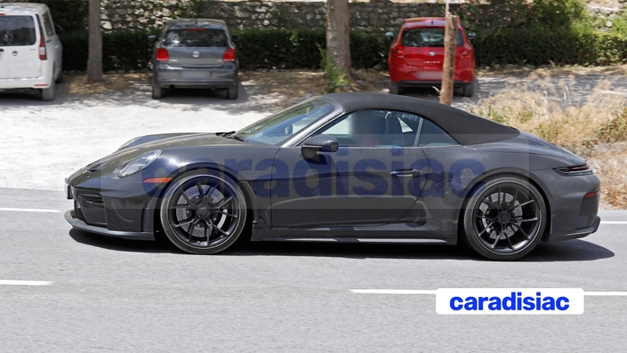 Le prototype de la Porsche 911 Speedster est équipé d'écrous de roue centraux comme la GT3 et de ventilations de passage de roue avant comme la 911 ST. D’autres éléments appartiennent à la GT3, mais il n’est pas sûr que le modèle de série de la Speedster les retienne.
