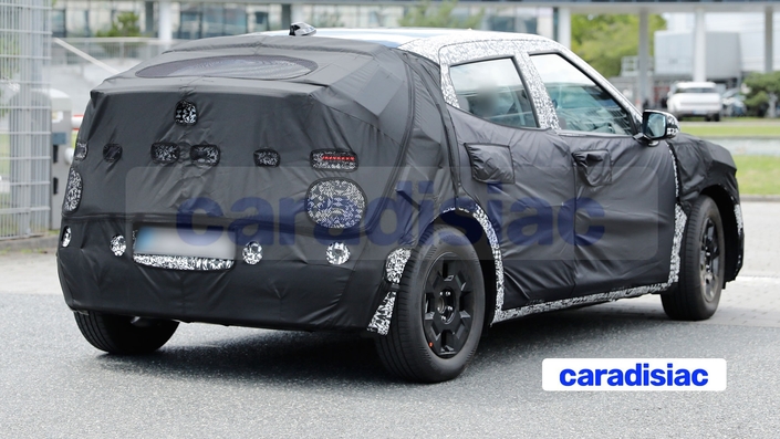 Ils sont toujours très camouflés les prototypes Hyundai, lorsqu'ils se déplacent. Le Hyundai Ioniq 2 pris en photos n'affiche pas grand-chose de son futur style, si ce n’est cette ligne de toit fuyante vers l’arrière et son allure un peu plus typée berline que SUV.