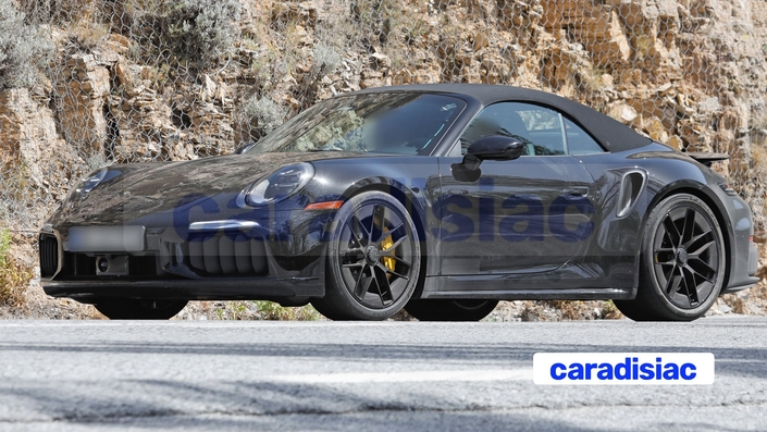 Le prototype de la Porsche 911 Turbo Cabriolet restylée est actuellement en phase d'essai en Europe. Les modifications apportées à l'avant et à l'arrière sont visibles et les jantes en carbone bénéficient d’un nouveau design.