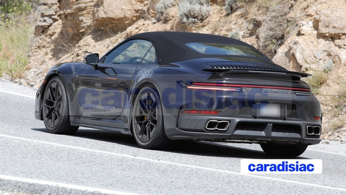 La présentation de la Porsche 911 Turbo Cabriolet (type 992. 2) aura bien lieu cette année, mais la commercialisation de ce modèle en même temps que la Turbo S ne sera effective que l’année prochaine.