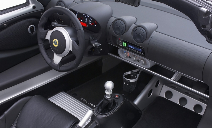 Un poste de conduite simple et logique pour la Lotus Elise SC, ici en 2008. L'accès à bord n'en demeure pas moins compliqué si on a mal au dos.