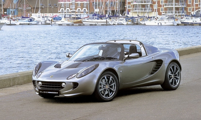 La version 111S de la Lotus Elise profite de 160 ch mais aussi d'un équipement plus étoffé. Ici en 2002.