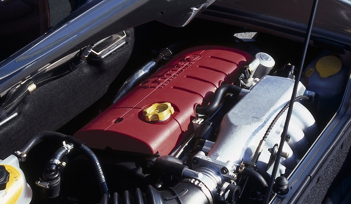 Dans la Lotus Elise aussi, le moteur Rover K est sensible du joint de culasse. Le bloc Toyota qui lui succèdera à partir de 2004 est plus solide, mais plus lourd aussi.