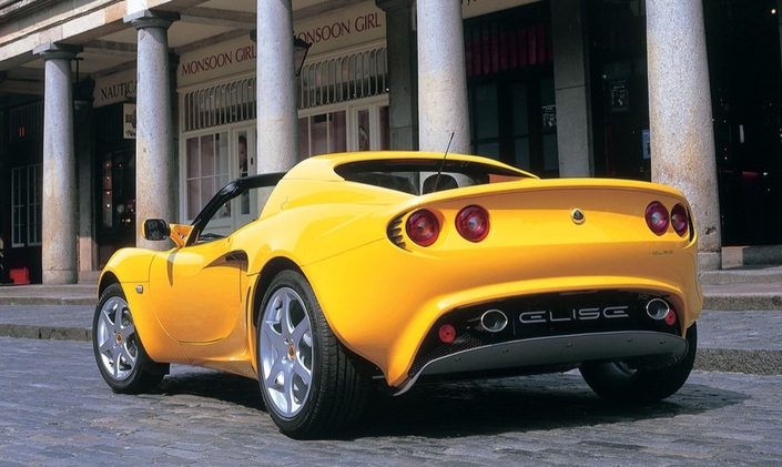 Dans la poupe de la Lotus Elise S2 se cache un coffre de 115 l, permettant de partir en week-end à deux.