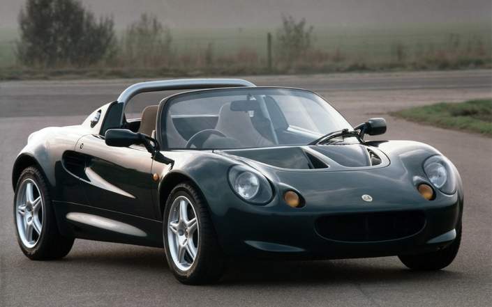 Présentée en 1995 et commercialisée en 1996, l'Elise de première génération replace exactement Lotus sur son ADN : light is right !