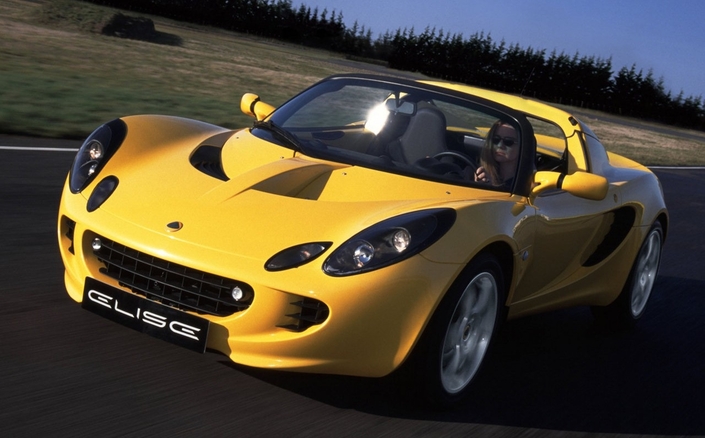 Fin 2000 apparaît la Lotus Elise S2, qui sera commercialisée en 2001. Elle conserve le moteur Rover de 122 ch ainsi que le toit amovible, très agréable et désormais plus pratique.