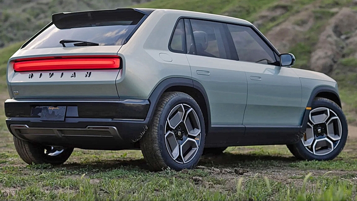 Rivian, si vous ne connaissez pas encore ce constructeur, vous devriez bientôt le connaître puisque cette marque spécialisée dans les véhicules électriques compte bien arriver en Europe avec un SUV de 4,71 m baptisé Rivian R2 puis un modèle plus compact, comme ici, le R3. © Rivian