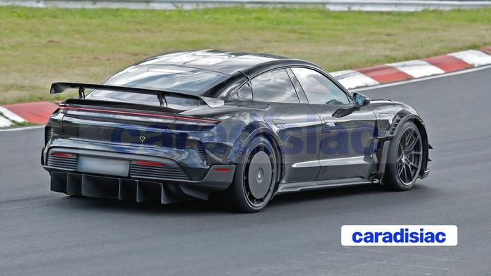 Manthey est un préparateur spécialisé Porsche mais pas seulement. Il prépare des kits performances pour les autos de la marque sportive allemande, dont un kit pour la Porsche GT3 RS qui équipe cette Taycan Turbo GT.
