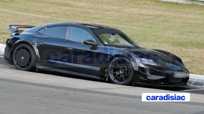 Manthey et Porsche cherchent peut-être, avec cette version modifiée, à battre le record de 7’ 07” 55 obtenu sur le Nürburgring par le même Lars Kern au volant d’une Porsche Taycan Turbo GT de présérie ? L’avenir nous le dira.