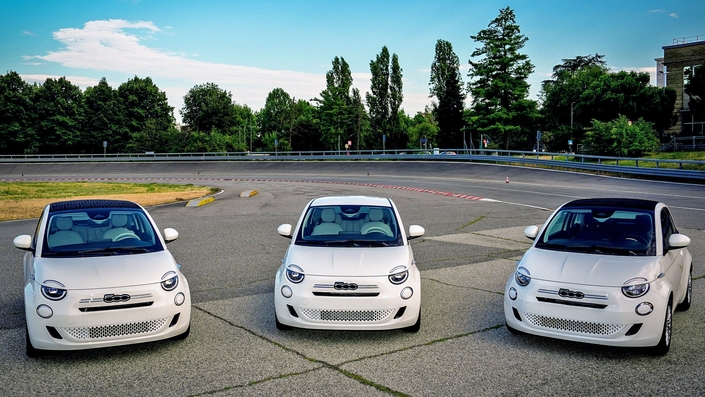 La Fiat 500 qui était destinée à n’être qu’électrique va adopter une motorisation micro-hybride 12V, afin de faire progresser ses ventes. Cette motorisation équipera les trois déclinaisons de la petite auto italienne : berline, 3+1, cabriolet. © Fiat
