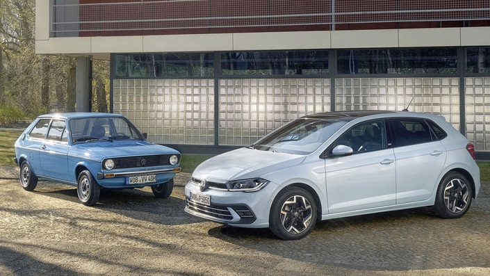 La Volkswagen Polo actuelle, que l’on voit ici avec la Polo de première génération, est toujours en vente, mais elle est désormais produite au sein de l’usine de Kariega en Afrique du Sud. La marque Volkswagen ayant décidé que la nouvelle génération de la « fourmi » sera un modèle électrique qui devrait se nommer Volkswagen ID.2. © Volkswagen