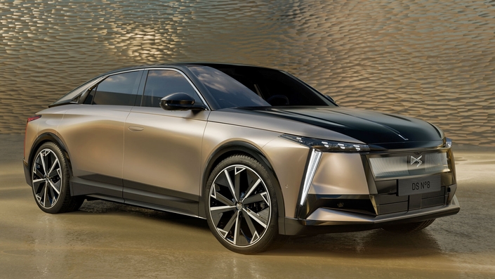 Le DS N°8 est électrique, mais afin de garantir un objectif de vente essentiel à la survie de la marque DS Automobiles, la direction de la marque compte sur l’arrivée prochaine d’un moteur à explosion pour doper la production.© DS Automobiles