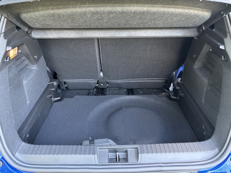 Comme tous les "full" hybrides, le coffre est amputé par le système électrique. Mais en avançant la banquette coulissante, il peut passer de 305 à 419 dm3. Pas mal !