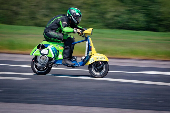 Adie Horrocks : l’homme qui fait voler les Vespas à 205 km/h