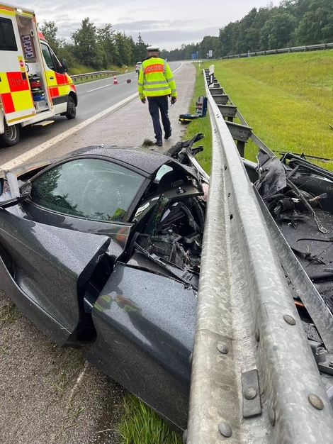 Une McLaren 720S découpée par un rail