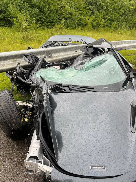 Une McLaren 720S découpée par un rail