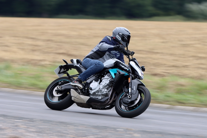 Existe-t-il meilleur rapport prix / plaisir en neuf que la CF Moto 675 NK ?