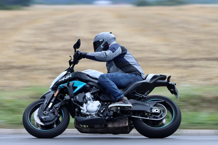 Existe-t-il meilleur rapport prix / plaisir en neuf que la CF Moto 675 NK ?