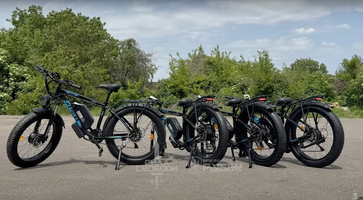 Deux moteurs, un GPS, une grosse batterie, le vélo n’était pas un jouet. © Сила Свободи