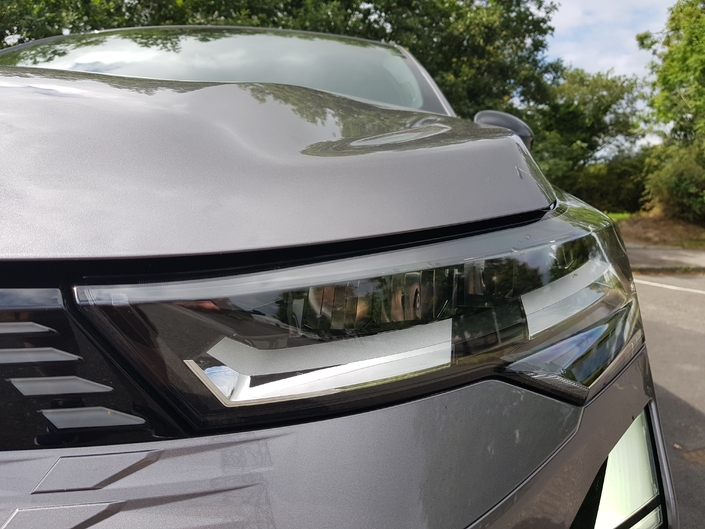 Les projecteurs, comme l'ensemble de la face avant, partagés avec le Captur.
