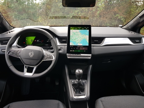 On retrouve à bord le mobilier du Captur. Bien construit, il date toutefois un peu visuellement par rapport aux créations les plus récentes de la marque au Losange.
