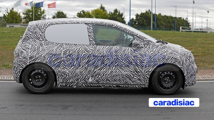 Beau camouflage pour la future Renault Twingo dont les essais routiers se poursuivent en France. La production de cette petite auto électrique sera assurée en 2026 par l’usine de Novo Mesto en Slovénie.