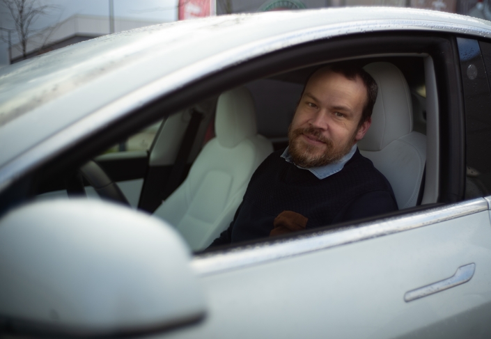 L'auto des voisins - En Picardie, Alexandre, restaurateur, est fidèle à Tesla depuis 2014