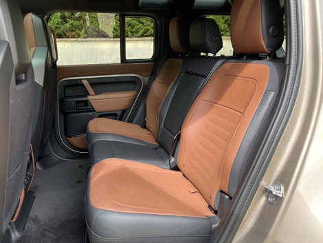 À l’arrière, outre une banquette très confortable, les passagers disposent d’un bel espace général.