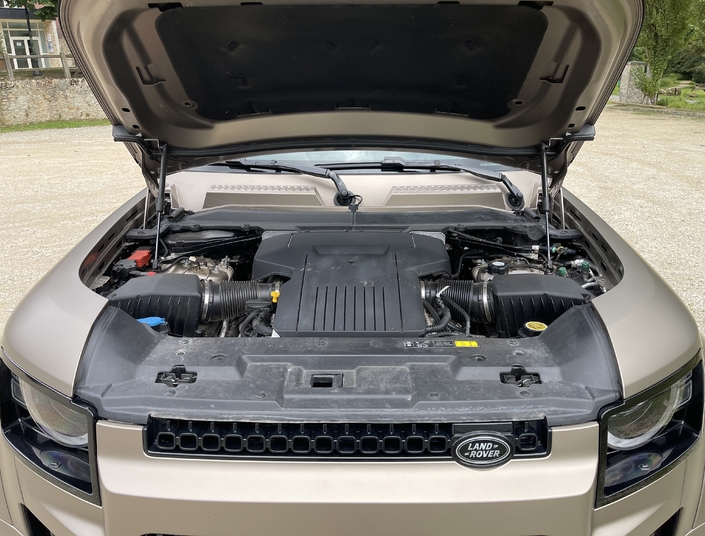 Le V8 biturbo d’origine BMW procure des performances sidérantes vu le poids colossal du Defender Octa !