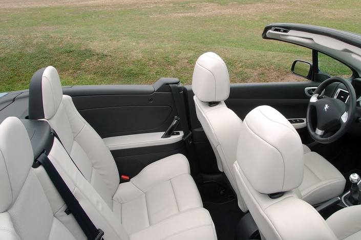 La Peugeot 307 CC accueille dignement ses passagers arrière, mais ils ne pourront être que deux.