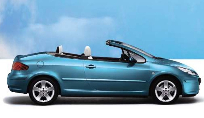 Les designers de Peugeot ont plutôt bien habillé la poupe massive de la Peugeot 307CC, ici en 2005.