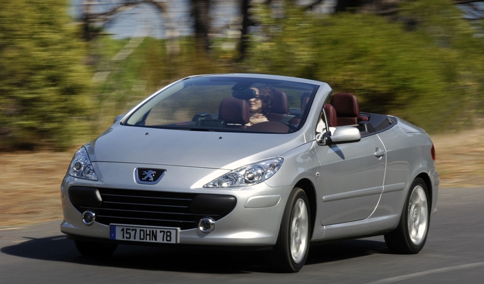 Très bon comportement routier pour la Peugeot 307 CC Hdi 136, pas trop gênée par sa rigidité amoindrie. Mais son poids très élevé nuit à la vitalité de l'excellent moteur.