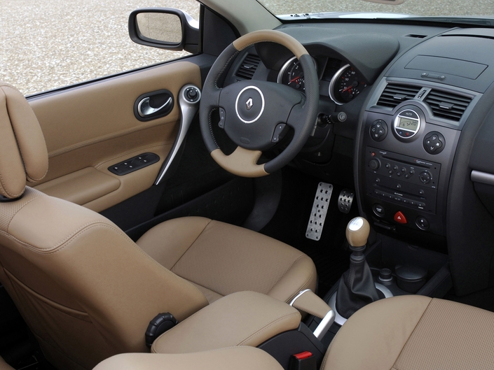 Design plus moderne que celui de la 307 pour la Renault Mégane 2 CC, mais certains plastiques résistent mal au temps.