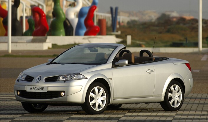 Au contraire de Peugeot, Renault a plutôt cherché à rendre plus homogène le museau de la Mégane 2 en 2005. Il est vrai qu'il n'exhalait pas la douceur.