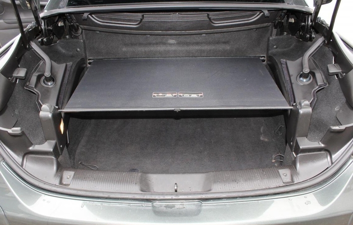 Toit replié, le coffre de la Peugeot 307 CC chute à 205 l, contre 350 l quand il est levé.