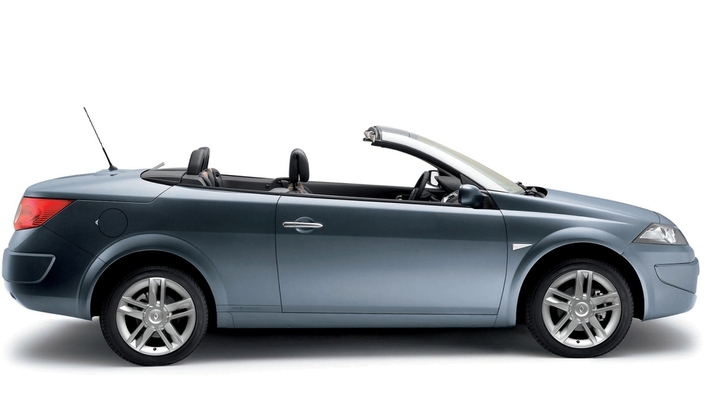 Chez Renault, on a visiblement eu du mal avec la poupe de la Mégane CC, ici en 2006. Elle demeure très massive, voire agressivement anguleuse. L'empattement raccourci ne favorise pas les proportions...